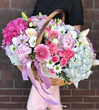 Композиция солнечный день в Балаково Цветочная композиция из Розы, Хризантемы, Пионы и Лизиантусы в корзине в Балаково