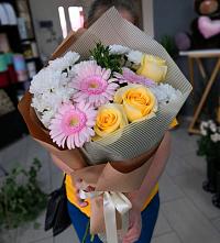 Букет цветов из:  Герберы, Розы и Хризантемы в Балаково