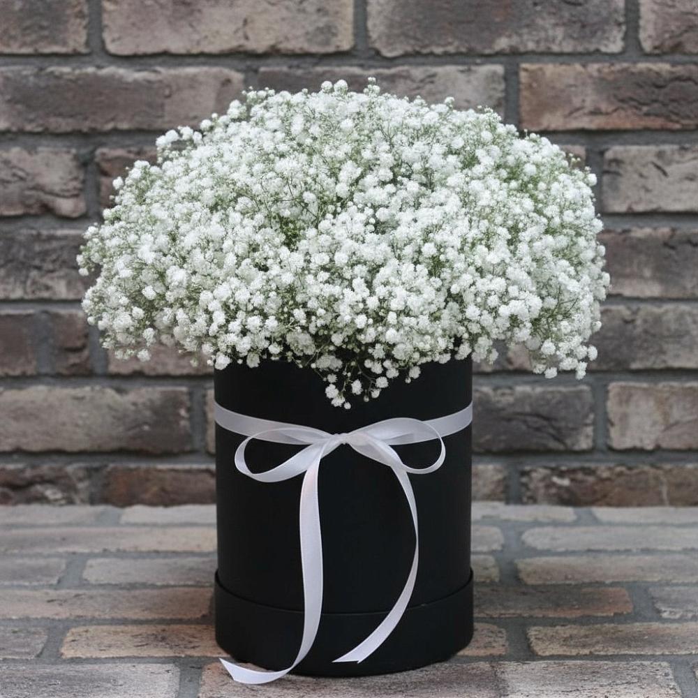 Цветочная композиция из Гипсофила в шляпной коробке в Балаково