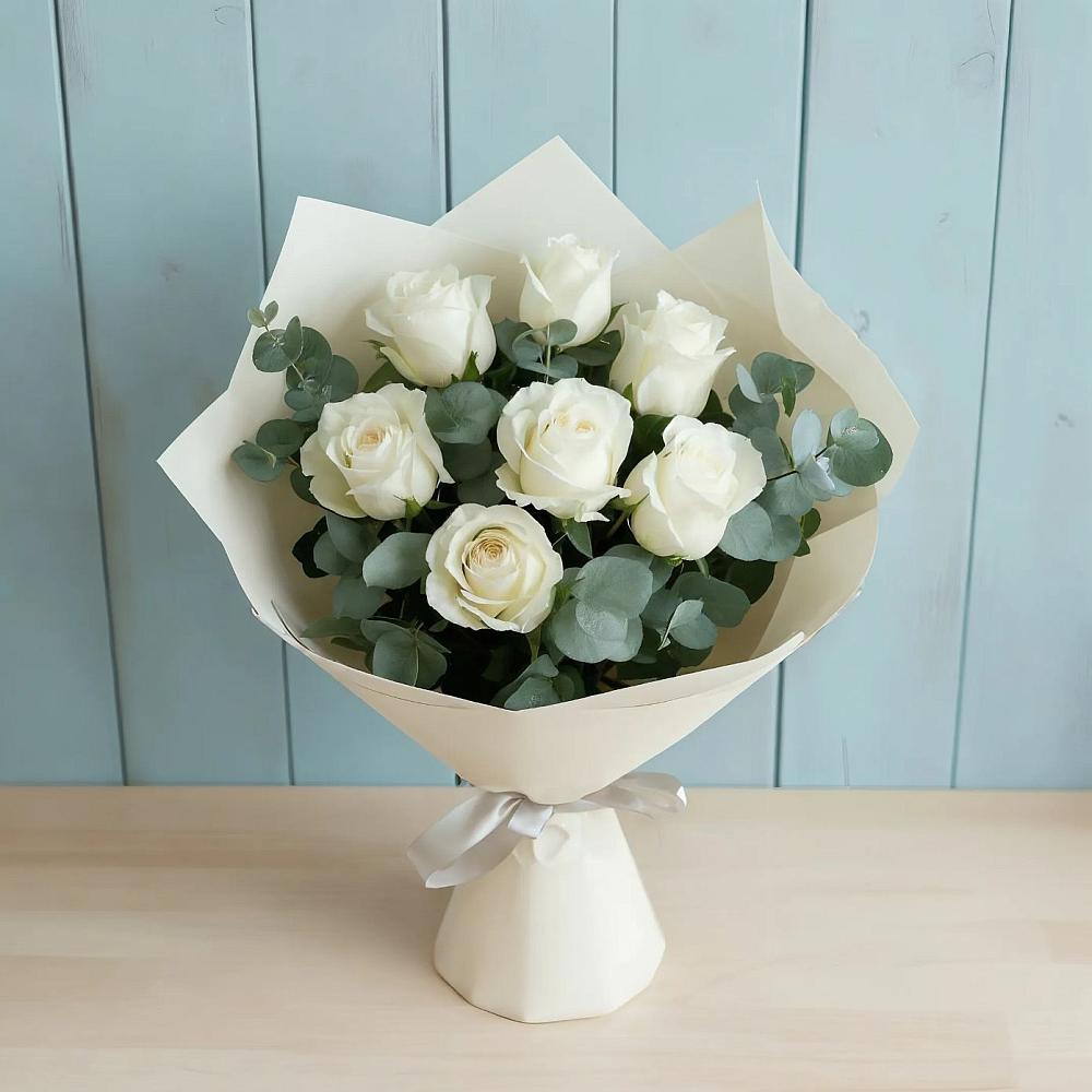Букет Белые розы в Эвкалипте в Балаково