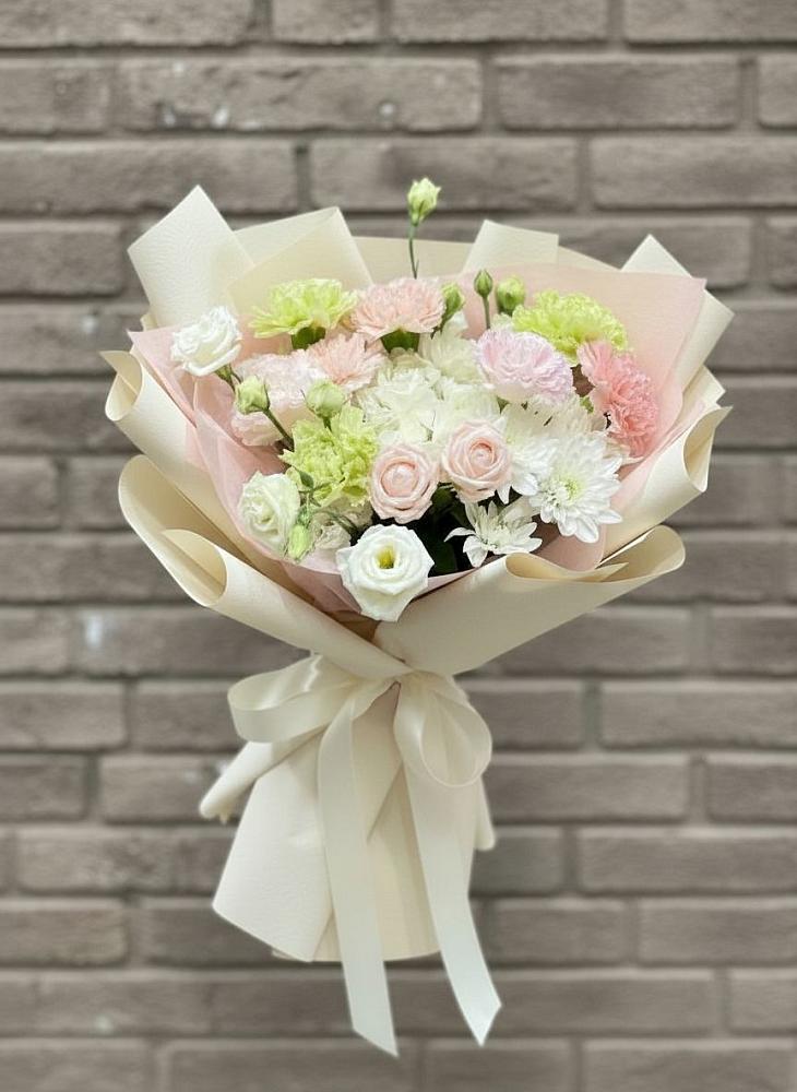 Букет цветов из: Гвоздики, Розы, Лизиантусы и Хризантемы в Балаково