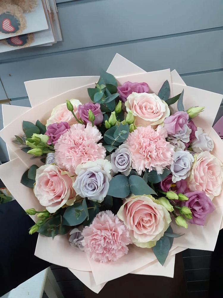 Букет цветов из: Розы, Гвоздики и Лизиантусы в Балаково