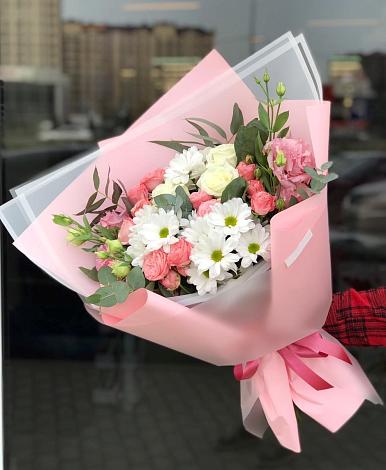 Букет цветов из: Розы, Лизиантусы и Хризантемы в Балаково