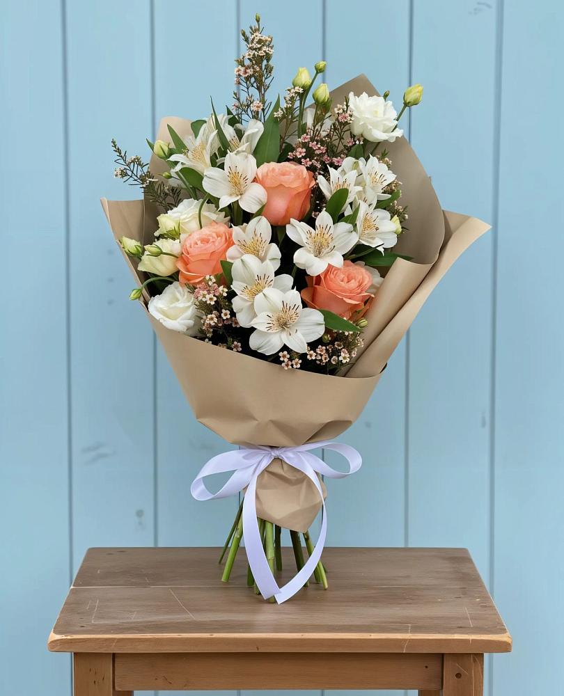 Букет цветов из: Альстромерии, Лизиантусы, Розы и Хризантемы в Балаково