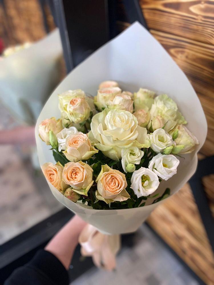 Букет цветов из: Розы и Лизиантусы в Балаково